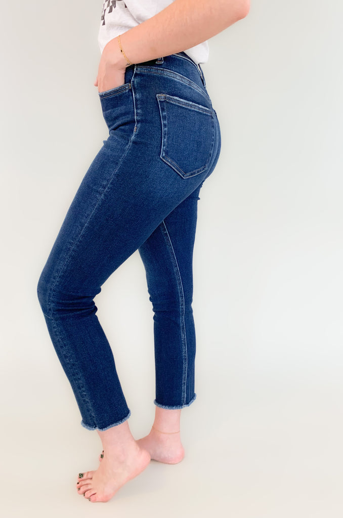 The Shake it Off High Rise Stretch Slim Straight jeans provide a snug and comfortable fit that is flattering in all the right places. Thanks to its stretchy fabric, high-rise waistband, and slim straight leg construction. They have updated elements, like a raw hem that are trendy. But overall, this dark wash style is a pretty classic jean. Perfect for everyday wear or business casual looks! 