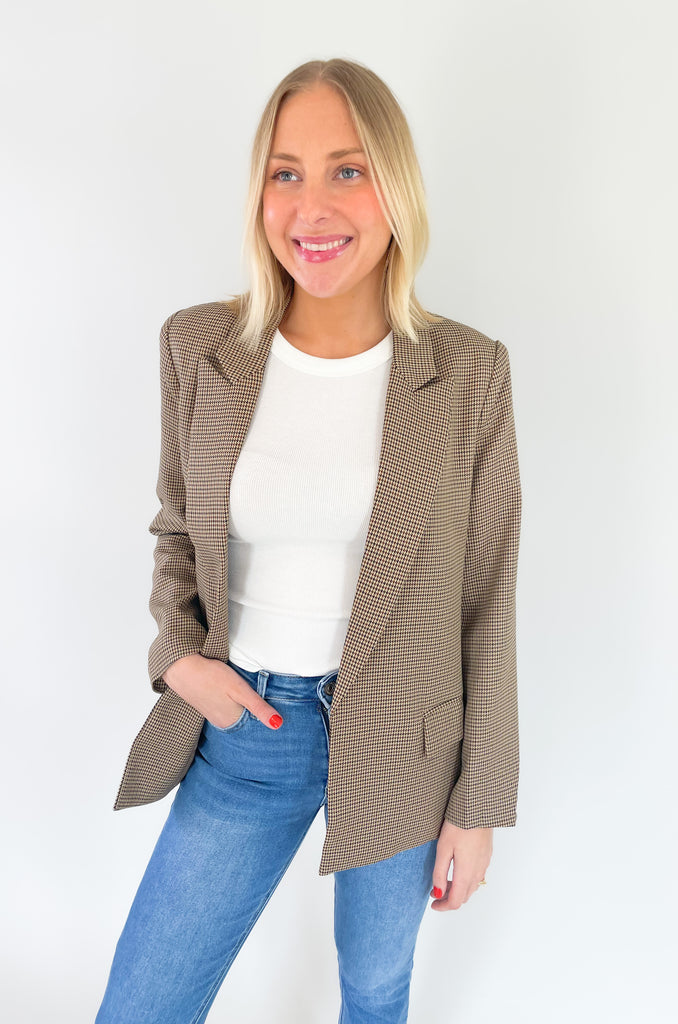 This Silverstone Houndstooth Long Sleeve Blazer is a stylish and professional addition to your wardrobe! Crafted with a houndstooth pattern, shoulder pads, and a collared neckline with a lapel you’ll cut a sharp silhouette without sacrificing comfort.