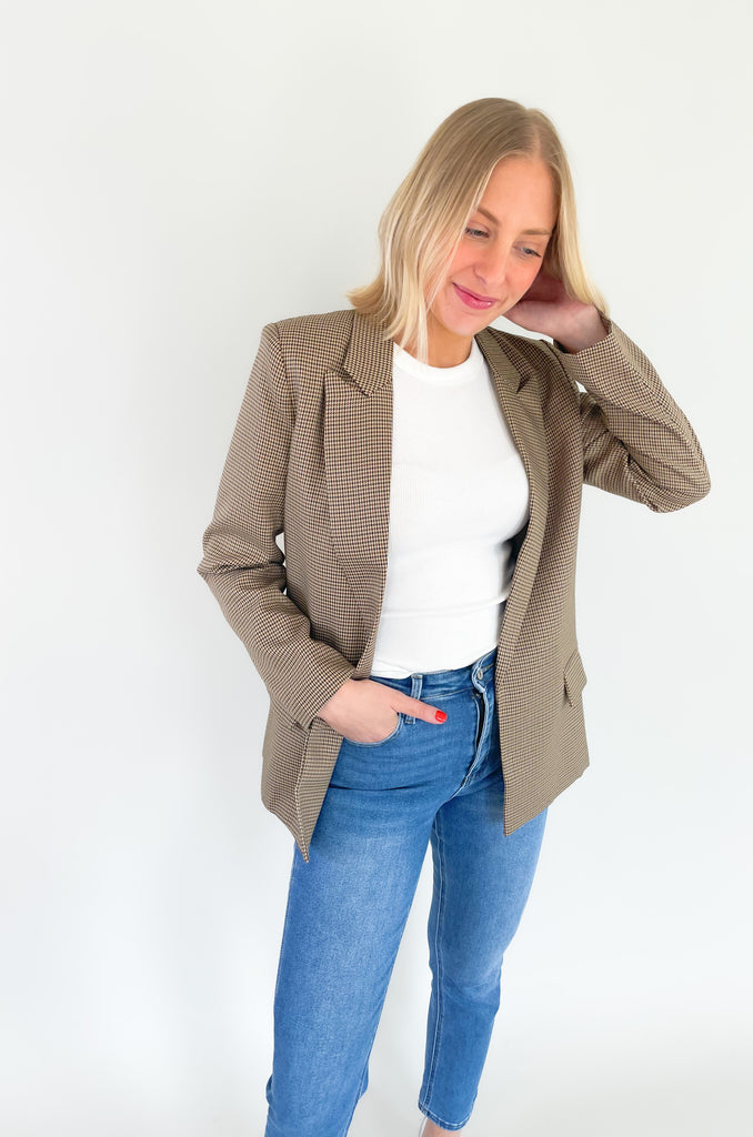 This Silverstone Houndstooth Long Sleeve Blazer is a stylish and professional addition to your wardrobe! Crafted with a houndstooth pattern, shoulder pads, and a collared neckline with a lapel you’ll cut a sharp silhouette without sacrificing comfort.