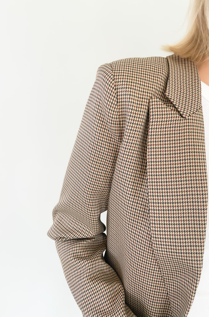 This Silverstone Houndstooth Long Sleeve Blazer is a stylish and professional addition to your wardrobe! Crafted with a houndstooth pattern, shoulder pads, and a collared neckline with a lapel you’ll cut a sharp silhouette without sacrificing comfort.