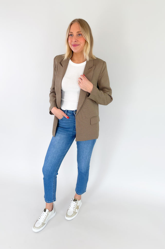 This Silverstone Houndstooth Long Sleeve Blazer is a stylish and professional addition to your wardrobe! Crafted with a houndstooth pattern, shoulder pads, and a collared neckline with a lapel you’ll cut a sharp silhouette without sacrificing comfort.