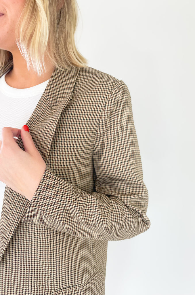 This Silverstone Houndstooth Long Sleeve Blazer is a stylish and professional addition to your wardrobe! Crafted with a houndstooth pattern, shoulder pads, and a collared neckline with a lapel you’ll cut a sharp silhouette without sacrificing comfort.
