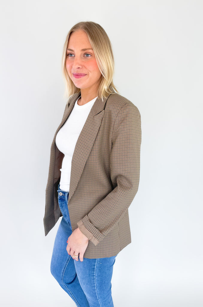 This Silverstone Houndstooth Long Sleeve Blazer is a stylish and professional addition to your wardrobe! Crafted with a houndstooth pattern, shoulder pads, and a collared neckline with a lapel you’ll cut a sharp silhouette without sacrificing comfort.