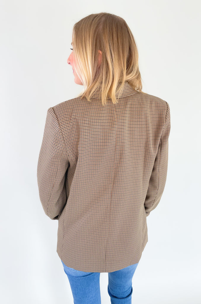This Silverstone Houndstooth Long Sleeve Blazer is a stylish and professional addition to your wardrobe! Crafted with a houndstooth pattern, shoulder pads, and a collared neckline with a lapel you’ll cut a sharp silhouette without sacrificing comfort.