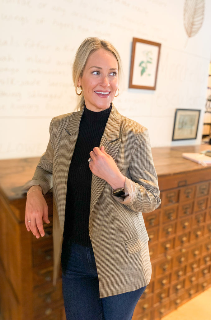 This Silverstone Houndstooth Long Sleeve Blazer is a stylish and professional addition to your wardrobe! Crafted with a houndstooth pattern, shoulder pads, and a collared neckline with a lapel you’ll cut a sharp silhouette without sacrificing comfort.