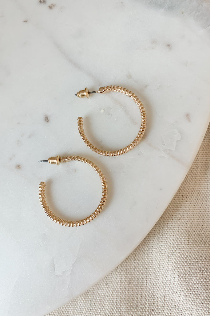 The Textured Medium Hoop Earring is a great everyday hoop. It's the perfect size with just the right amount of detail to elevated any look. Choose between gold or silver. 