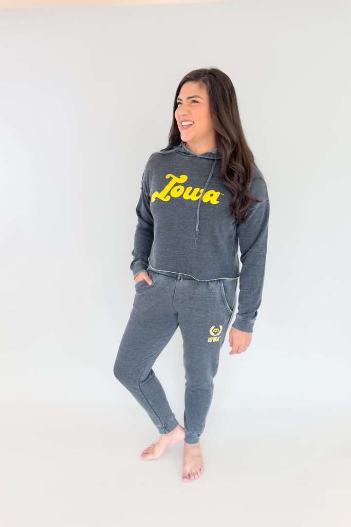 These University of Iowa Vintage Wash Sweatpants have a comfortable and stylish vintage wash, making them perfect for a breezy campus afternoon. Soft to the touch and ultra-cozy on the inside, they feature an elastic waist and side pockets for a secure fit and easy access. Rock jogger bottoms and a drawstring for a unique look.
