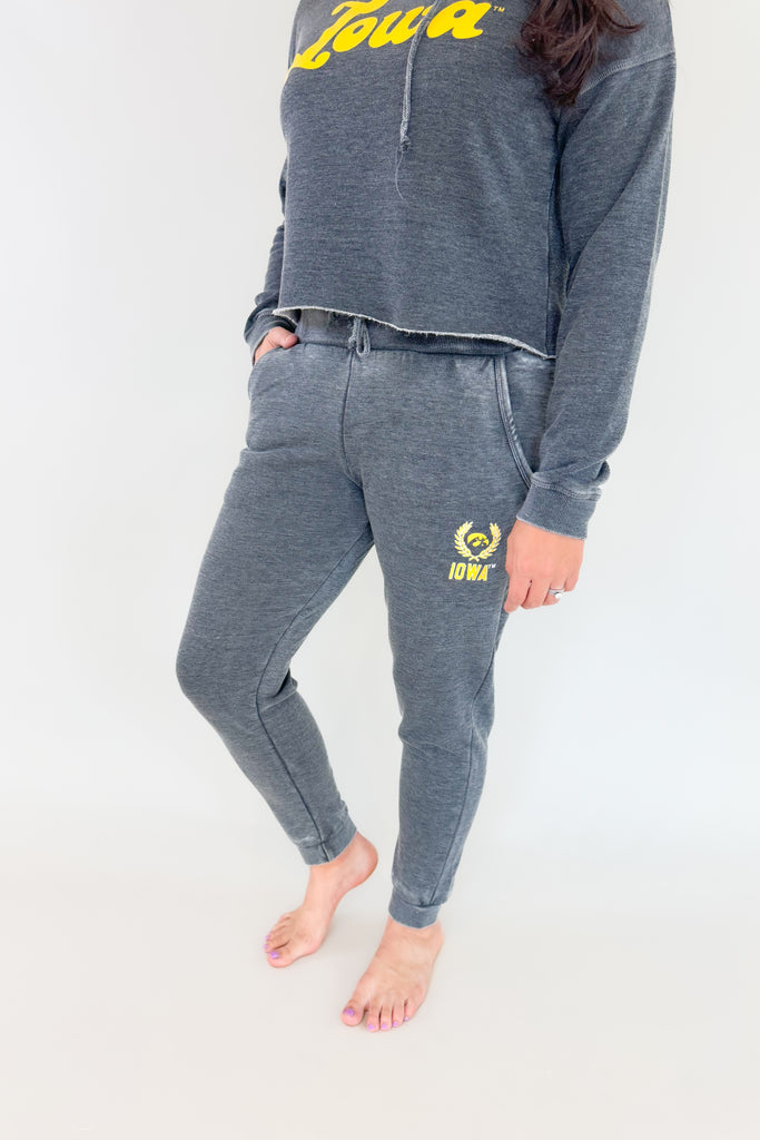 These University of Iowa Vintage Wash Sweatpants have a comfortable and stylish vintage wash, making them perfect for a breezy campus afternoon. Soft to the touch and ultra-cozy on the inside, they feature an elastic waist and side pockets for a secure fit and easy access. Rock jogger bottoms and a drawstring for a unique look.