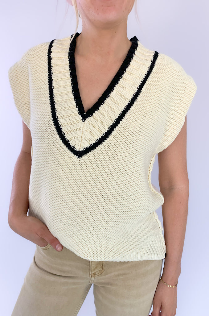 The Elan V Neck Varsity Sweater Vest is so chic and elevated! We love the cozy thick sweater material and contrast details. Round the v-neckline and bottom hem, there is contrast stitching. 