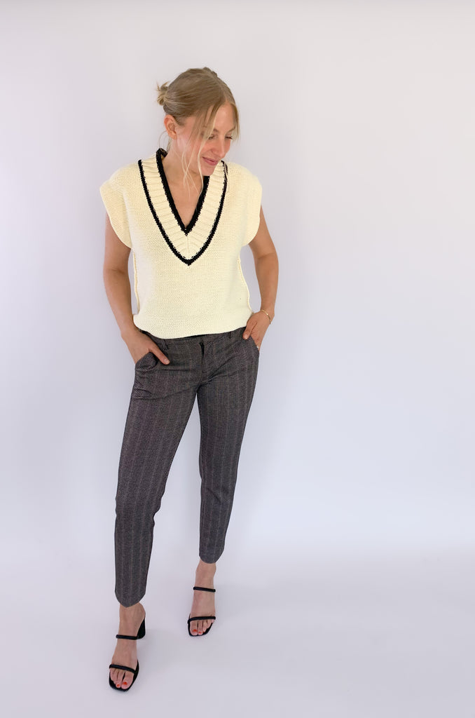 The Elan V Neck Varsity Sweater Vest is so chic and elevated! We love the cozy thick sweater material and contrast details. Round the v-neckline and bottom hem, there is contrast stitching. 