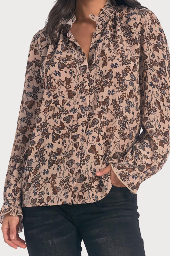 The Elan Neutral Napa Long Sleeve Ruffle Blouse is so pretty for fall! It's lightweight, elevated, and the print is gorgeous. Plus, the ruffle collar and flowy body is flattering too. You can dress this style up or down for work, or everyday. 