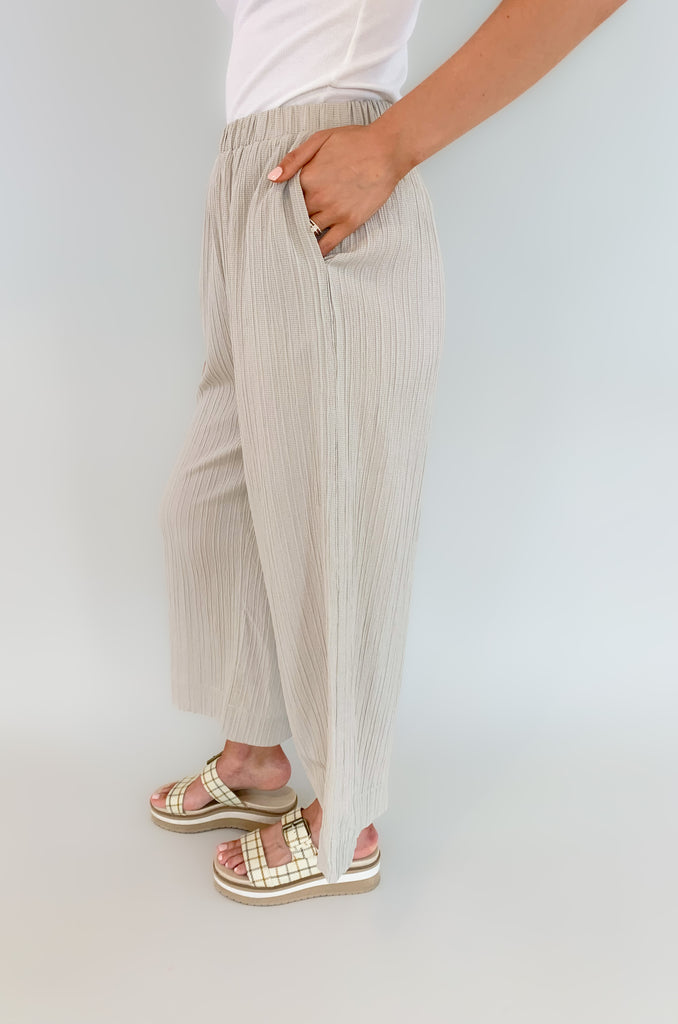 These Wide Leg Ribbed Elastic Waist Pants are the perfect combination of comfort and style! Cropped to perfection, they are so elevated and trendy. The lightweight ribbed elastic material offers both a comfortable fit and a flattering look. Whether you choose black or beige, these flowy cropped pants are an ideal choice for any occasion. 