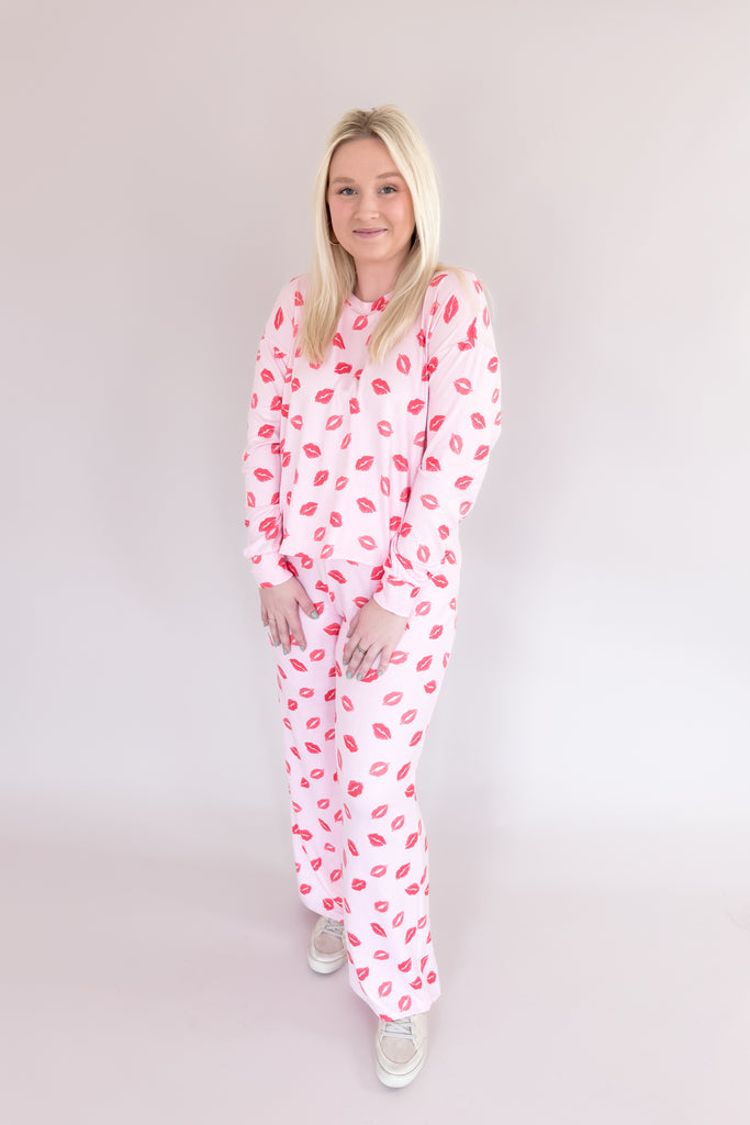 Cozy up in something special this holiday season with [Z SUPPLY]'s Dawn Kisses Pant in Cotton Candy! An elastic waist and buttery soft fabric make these pants a must-have indulgence. Perfect for gifting, this stylish set will bring the warmth and comfort you deserve. 