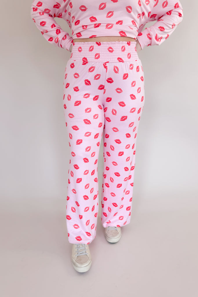 Cozy up in something special this holiday season with [Z SUPPLY]'s Dawn Kisses Pant in Cotton Candy! An elastic waist and buttery soft fabric make these pants a must-have indulgence. Perfect for gifting, this stylish set will bring the warmth and comfort you deserve. 