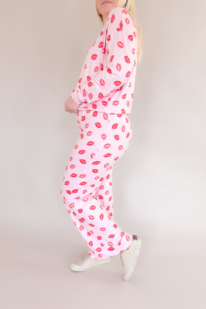 Cozy up in something special this holiday season with [Z SUPPLY]'s Dawn Kisses Pant in Cotton Candy! An elastic waist and buttery soft fabric make these pants a must-have indulgence. Perfect for gifting, this stylish set will bring the warmth and comfort you deserve. 