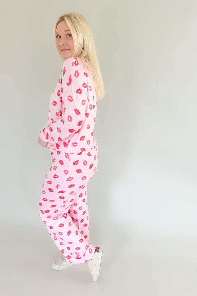Cozy up in something special this holiday season with [Z SUPPLY]'s Dawn Kisses Pant in Cotton Candy! An elastic waist and buttery soft fabric make these pants a must-have indulgence. Perfect for gifting, this stylish set will bring the warmth and comfort you deserve. 