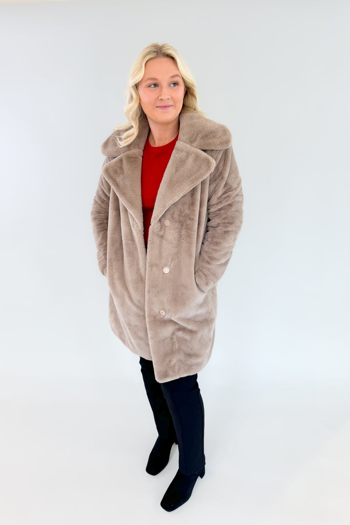 You’ll be wishing for cooler weather just to be able to wear the  Z SUPPLY Jewel Fur Coat! It's so elevated, timeless, and honestly just gorgeous for the holiday season. You will love layering it over dresses and special outfits. Made using Z SUPPLYS luxe new Faux Fur fabric, this vintage-inspired coat is not only stunning, but also so soft. 