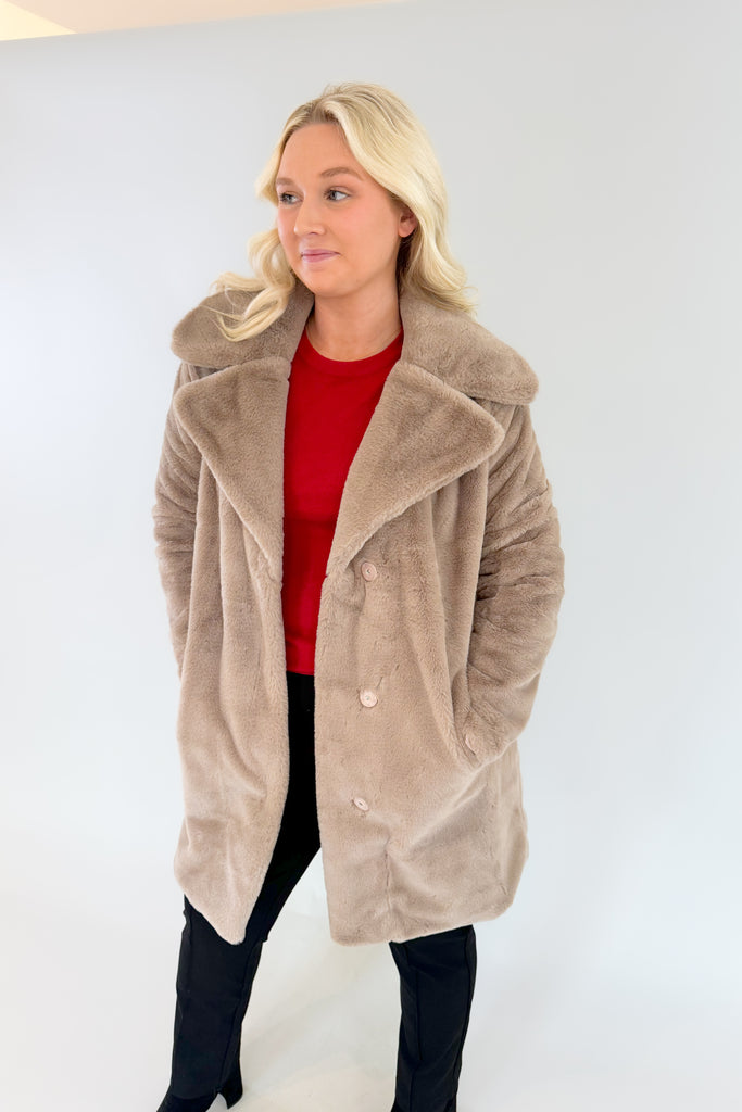You’ll be wishing for cooler weather just to be able to wear the  Z SUPPLY Jewel Fur Coat! It's so elevated, timeless, and honestly just gorgeous for the holiday season. You will love layering it over dresses and special outfits. Made using Z SUPPLYS luxe new Faux Fur fabric, this vintage-inspired coat is not only stunning, but also so soft. 