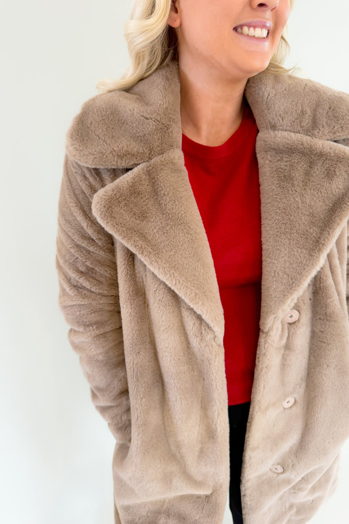 You’ll be wishing for cooler weather just to be able to wear the  Z SUPPLY Jewel Fur Coat! It's so elevated, timeless, and honestly just gorgeous for the holiday season. You will love layering it over dresses and special outfits. Made using Z SUPPLYS luxe new Faux Fur fabric, this vintage-inspired coat is not only stunning, but also so soft. 