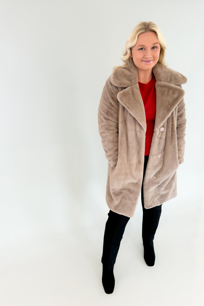 You’ll be wishing for cooler weather just to be able to wear the  Z SUPPLY Jewel Fur Coat! It's so elevated, timeless, and honestly just gorgeous for the holiday season. You will love layering it over dresses and special outfits. Made using Z SUPPLYS luxe new Faux Fur fabric, this vintage-inspired coat is not only stunning, but also so soft. 