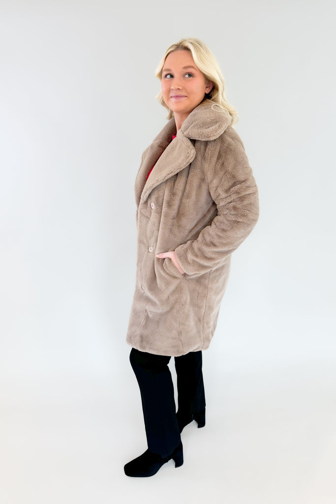You’ll be wishing for cooler weather just to be able to wear the  Z SUPPLY Jewel Fur Coat! It's so elevated, timeless, and honestly just gorgeous for the holiday season. You will love layering it over dresses and special outfits. Made using Z SUPPLYS luxe new Faux Fur fabric, this vintage-inspired coat is not only stunning, but also so soft. 