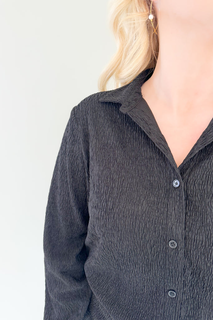 Ready for a more elevated button-up!? Introducing the new Z SUPPLY Lyrical Crinkle Knit Shirt, it's a stunner! Made with a textured Crinkle Knit fabric, this shirt is more structured yet relaxed, making it perfect for all-day wear. 