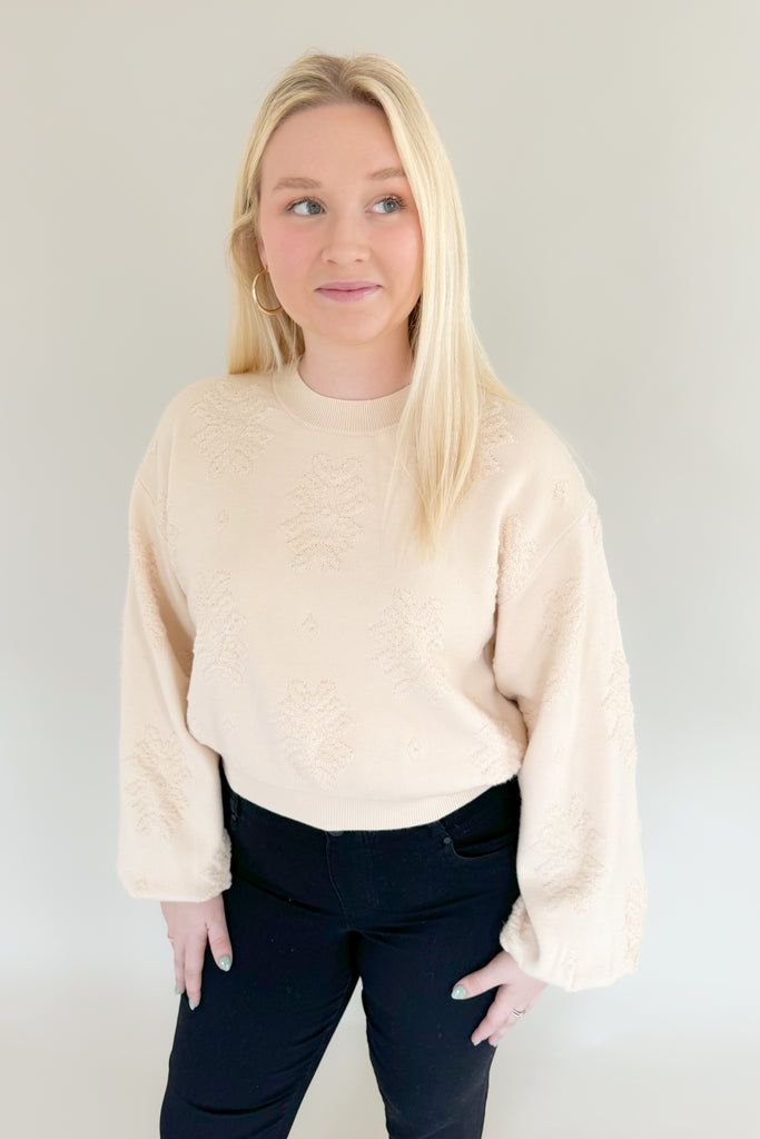 Relaxed yet elevated, it’s the [Z SUPPLY] Malin Sweater Top i Dove. Made using Z SUPPLY new Jacquard fabric with an abstract intarsia textured detail, this pullover features bloussant sleeves with shirring and hits at the waistband.