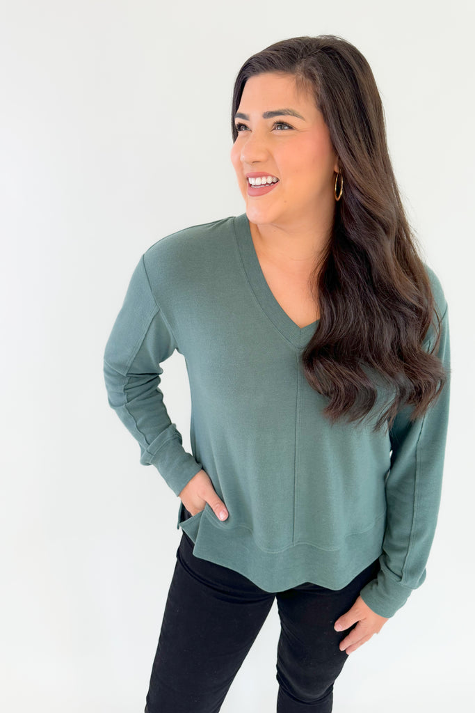 The Z SUPPLY Wilder Cloud V-Neck Long Sleeve Top incorporates a cool design with a comfortable feel. It has raw edge seams, a step hem and center front and back seam. These details add unique texture that elevates the look! It's perfect for the fall/winter season. 