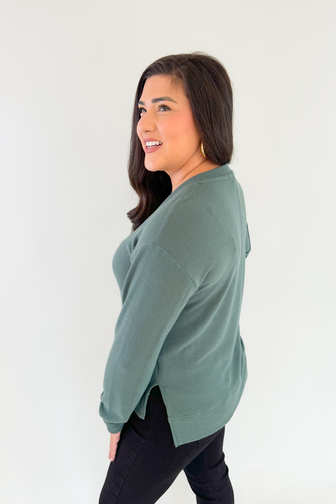 The Z SUPPLY Wilder Cloud V-Neck Long Sleeve Top incorporates a cool design with a comfortable feel. It has raw edge seams, a step hem and center front and back seam. These details add unique texture that elevates the look! It's perfect for the fall/winter season. 