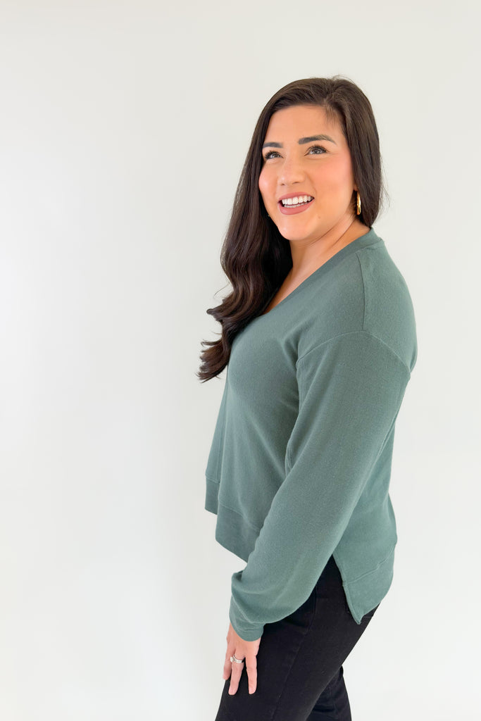 The Z SUPPLY Wilder Cloud V-Neck Long Sleeve Top incorporates a cool design with a comfortable feel. It has raw edge seams, a step hem and center front and back seam. These details add unique texture that elevates the look! It's perfect for the fall/winter season. 