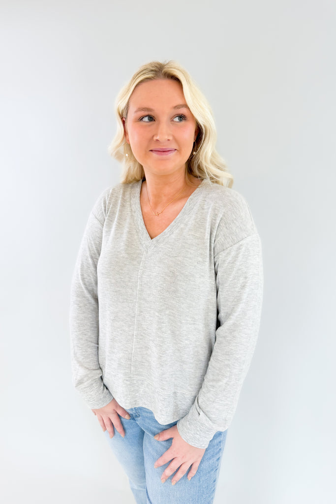 The Z SUPPLY Wilder Cloud V-Neck Long Sleeve Top incorporates a cool design with a comfortable feel. It has raw edge seams, a step hem and center front and back seam. These details add unique texture that elevates the look! It's perfect for the fall/winter season. 