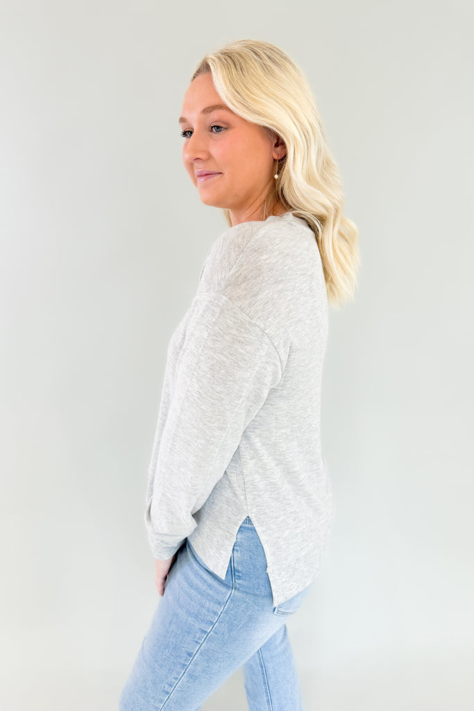 The Z SUPPLY Wilder Cloud V-Neck Long Sleeve Top incorporates a cool design with a comfortable feel. It has raw edge seams, a step hem and center front and back seam. These details add unique texture that elevates the look! It's perfect for the fall/winter season. 