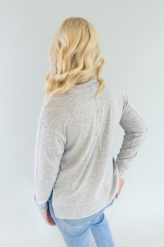 The Z SUPPLY Wilder Cloud V-Neck Long Sleeve Top incorporates a cool design with a comfortable feel. It has raw edge seams, a step hem and center front and back seam. These details add unique texture that elevates the look! It's perfect for the fall/winter season. 