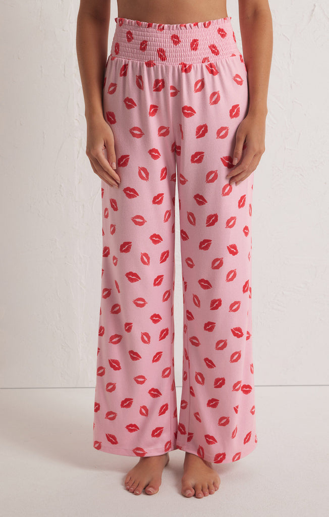 Cozy up in something special this holiday season with [Z SUPPLY]'s Dawn Kisses Pant in Cotton Candy! An elastic waist and buttery soft fabric make these pants a must-have indulgence. Perfect for gifting, this stylish set will bring the warmth and comfort you deserve. 