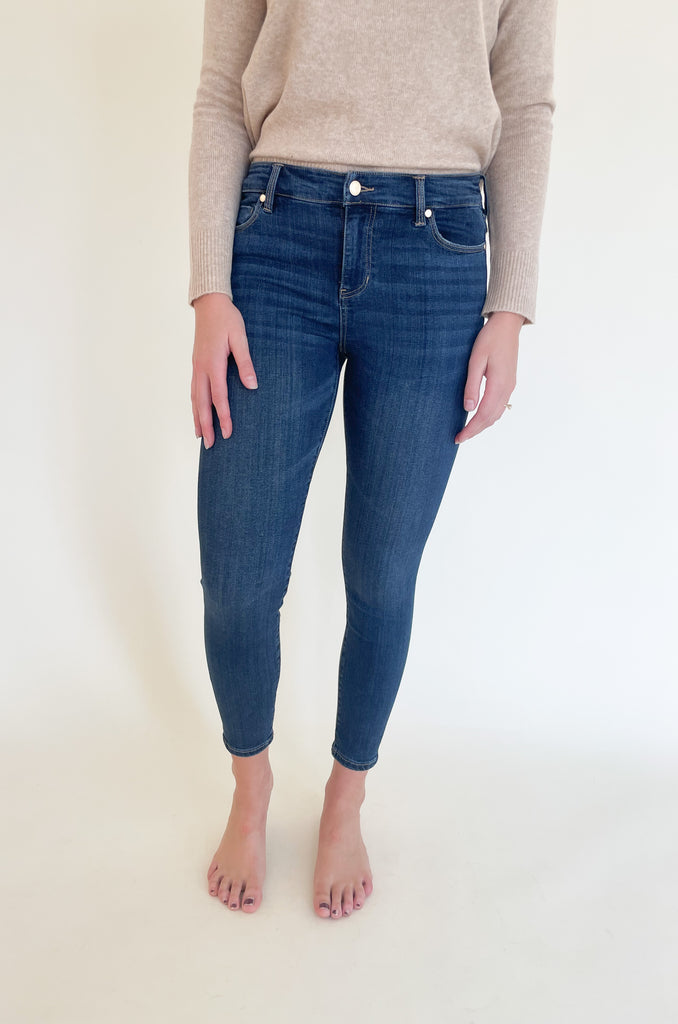 The Abby Ankle Skinny Jean 28" by Liverpool is a newer skinny jean we are absolutely loving! The quality is impeccable with stretchy, comfortable, and durable fabric. It comes in two classic washes: Easton and Stone Wash. Easton is a lighter, more casual wash, while stone is deep solid navy. Both are amazing options for elevating any look!