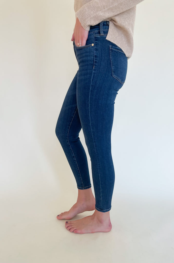 The Abby Ankle Skinny Jean 28" by Liverpool is a newer skinny jean we are absolutely loving! The quality is impeccable with stretchy, comfortable, and durable fabric. It comes in two classic washes: Easton and Stone Wash. Easton is a lighter, more casual wash, while stone is deep solid navy. Both are amazing options for elevating any look!