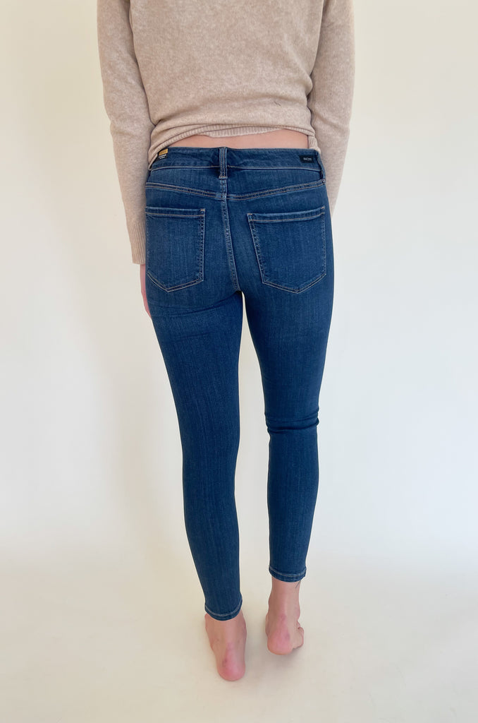 The Abby Ankle Skinny Jean 28" by Liverpool is a newer skinny jean we are absolutely loving! The quality is impeccable with stretchy, comfortable, and durable fabric. It comes in two classic washes: Easton and Stone Wash. Easton is a lighter, more casual wash, while stone is deep solid navy. Both are amazing options for elevating any look!