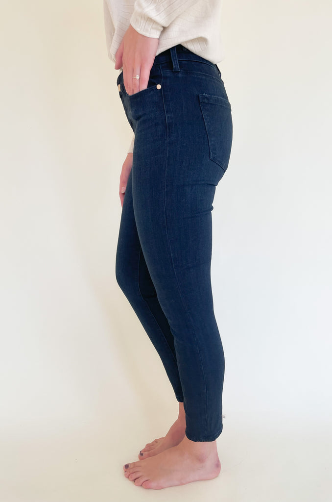 The Abby Ankle Skinny Jean 28" by Liverpool is a newer skinny jean we are absolutely loving! The quality is impeccable with stretchy, comfortable, and durable fabric. It comes in two classic washes: Easton and Stone Wash. Easton is a lighter, more casual wash, while stone is deep solid navy. Both are amazing options for elevating any look!