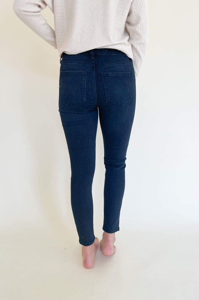 The Abby Ankle Skinny Jean 28" by Liverpool is a newer skinny jean we are absolutely loving! The quality is impeccable with stretchy, comfortable, and durable fabric. It comes in two classic washes: Easton and Stone Wash. Easton is a lighter, more casual wash, while stone is deep solid navy. Both are amazing options for elevating any look!