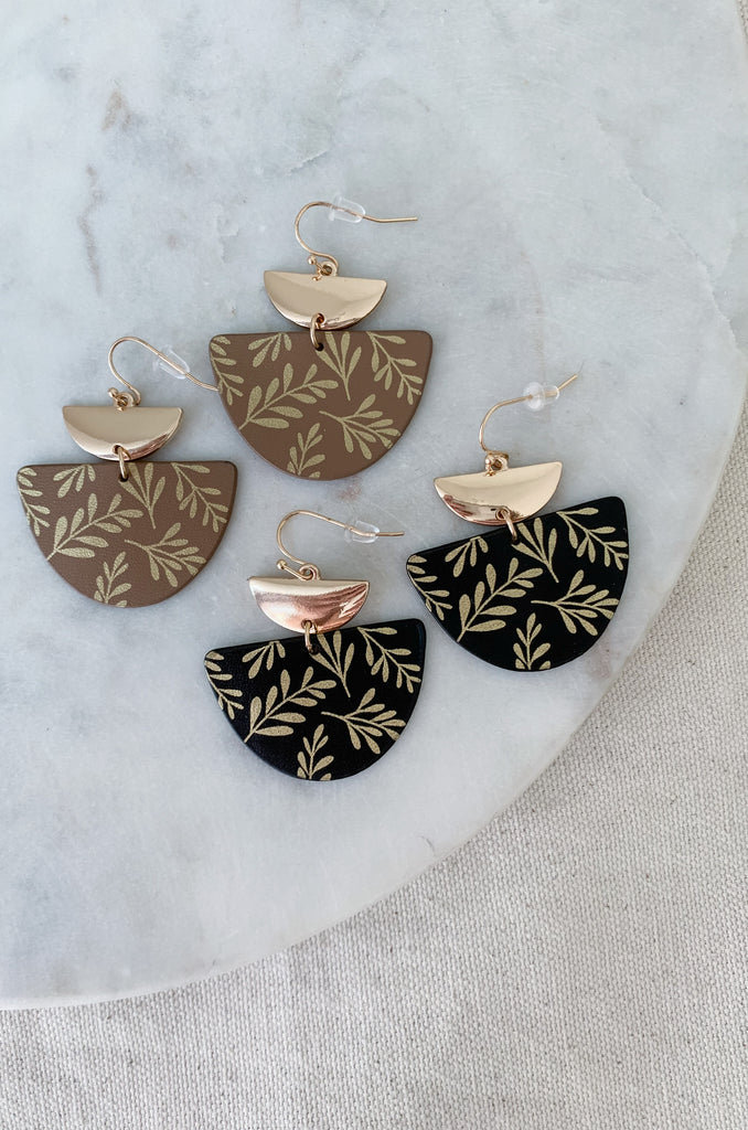 The Gold Leaf Print Half Oval Dangle Earrings come in a gorgeous tan and black. This style is comfortable and lightweight. We love the contrasting materials. The details are stunning and they are great for the new season!
