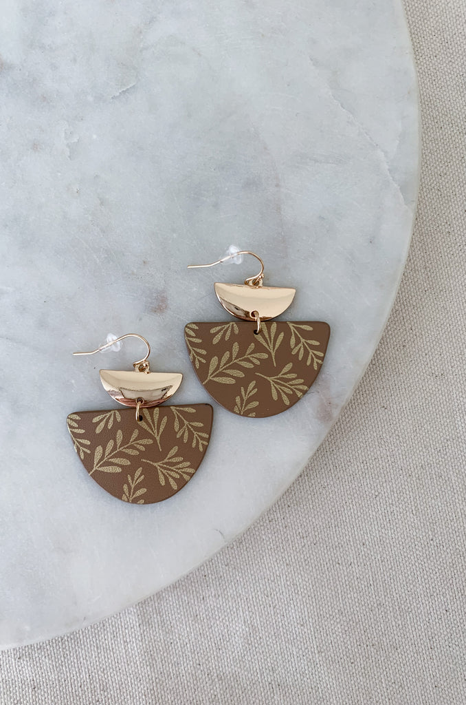 The Gold Leaf Print Half Oval Dangle Earrings come in a gorgeous tan and black. This style is comfortable and lightweight. We love the contrasting materials. The details are stunning and they are great for the new season!