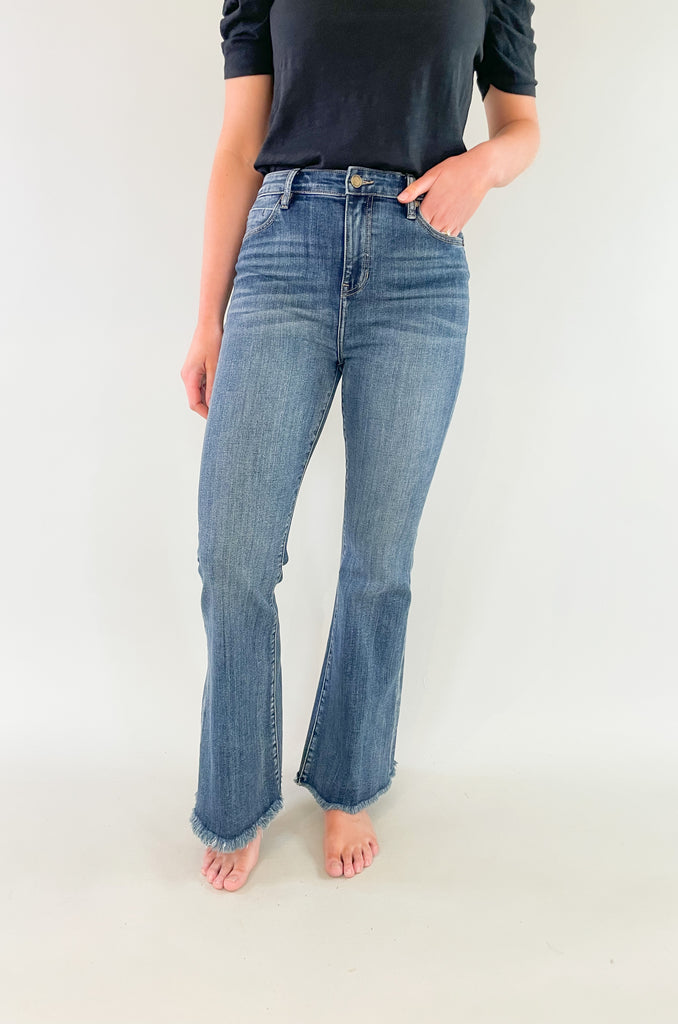 The Liverpool Hannah Super Flare Jeans are the perfect addition to any fashion-forward wardrobe! These jeans offer a sleek and stylish silhouette that is sure to turn heads. The flare leg opening creates a chic and retro-inspired look, while the high-rise waistline adds a modern touch. The fabric is very stretchy, comfortable, and made to last!