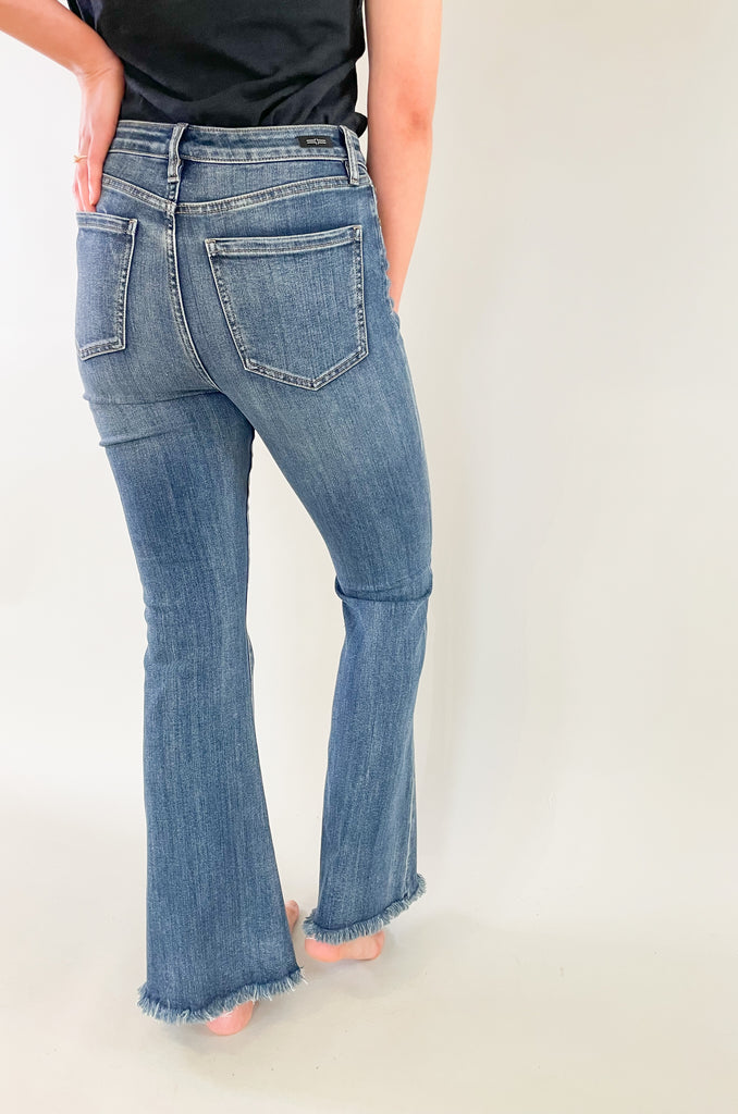The Liverpool Hannah Super Flare Jeans are the perfect addition to any fashion-forward wardrobe! These jeans offer a sleek and stylish silhouette that is sure to turn heads. The flare leg opening creates a chic and retro-inspired look, while the high-rise waistline adds a modern touch. The fabric is very stretchy, comfortable, and made to last!