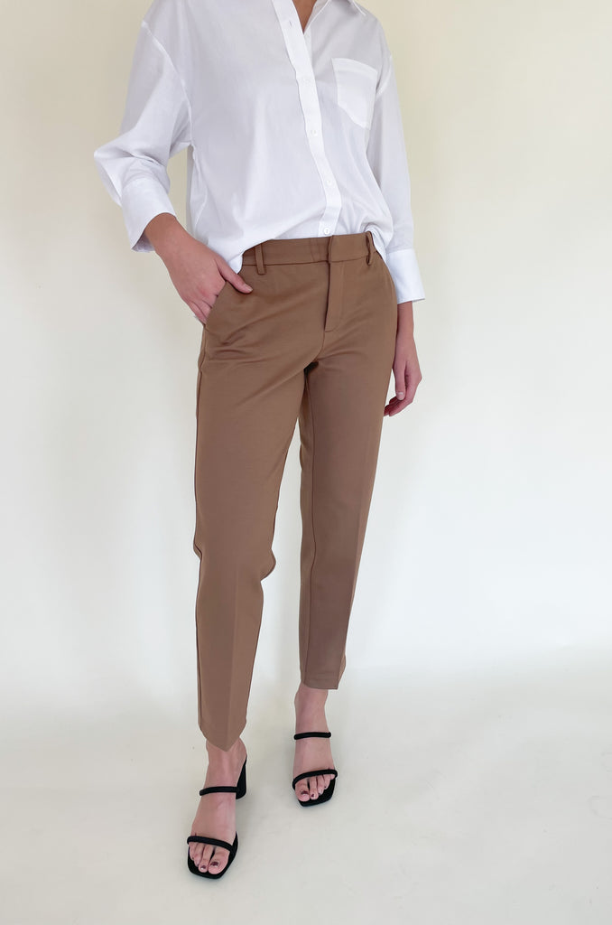 The Liverpool Kelsey Knit Trousers are an amazing style for work and special occasions. They look effortlessly chic, but have the liverpool comfort the brand is known for. The quality is amazing too. Soft, stretchy, and lightweight are a few words to describe how incredible this style is. Choose between several colors (or a few) to add to your closet! 