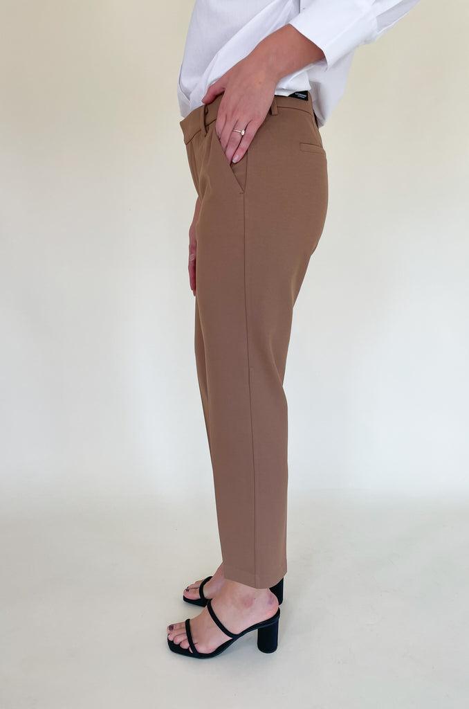 The Liverpool Kelsey Knit Trousers are an amazing style for work and special occasions. They look effortlessly chic, but have the liverpool comfort the brand is known for. The quality is amazing too. Soft, stretchy, and lightweight are a few words to describe how incredible this style is. Choose between several colors (or a few) to add to your closet! 