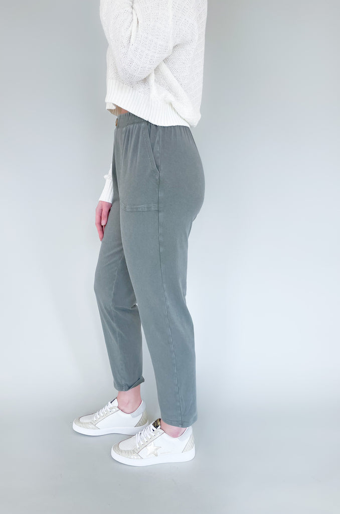 This new [Z SUPPLY] Kendall Jersey Pant is an instant favorite. Not only are these pants extremely comfortable, but they are also luxe. You can definitely wear them casually, but add a cute style like the [Z SUPPLY] Marcy Cardigan to dress it up. Because of the fun pockets, cuffed bottoms, and button detail, you get the look of an elevated pant. 