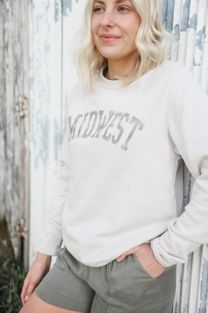 The Midwest Fleece Graphic Pullover is perfect for every midwest gal on-the-go! The Midwest print is slightly faded, giving it a vintage look. It has your classic crewneck shape with a round neckline, cuffed sleeves, and a cuffed hem. The inside is super soft, keeping you cozy on chilly days. It comes in several colors too!!