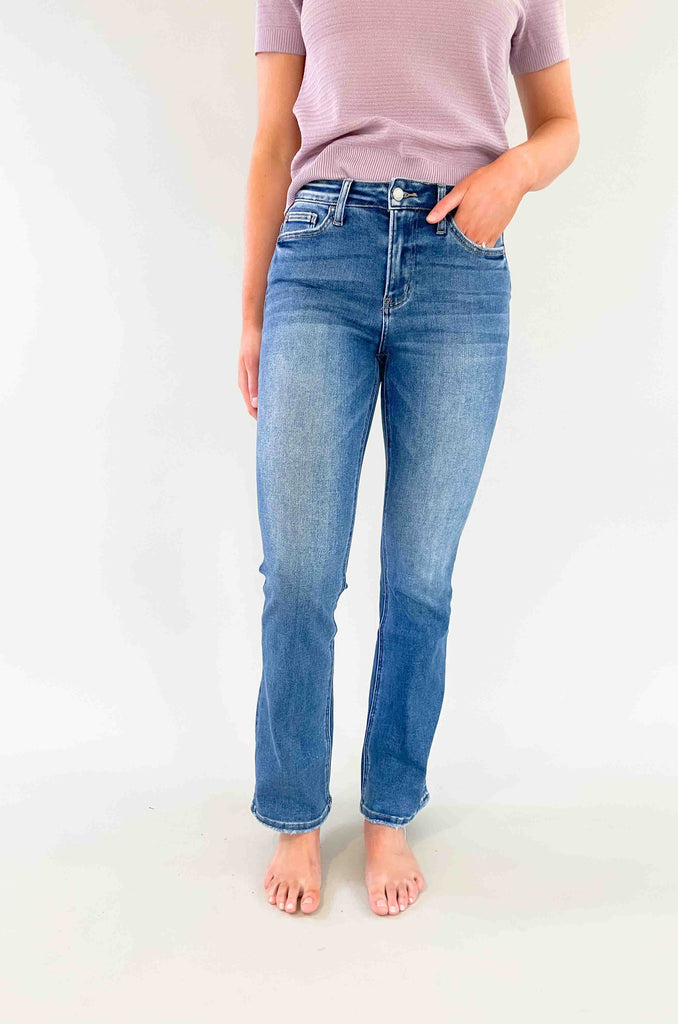 Featuring a high-waisted design, these jeans are fitted through the hip and thigh, accentuating your curves and creating a flattering silhouette. The slim fit bootcut style is the perfect combination of classic and trendy, making these jeans a versatile addition to any wardrobe. Plus, there is zero desecrated for an elevated finish. 