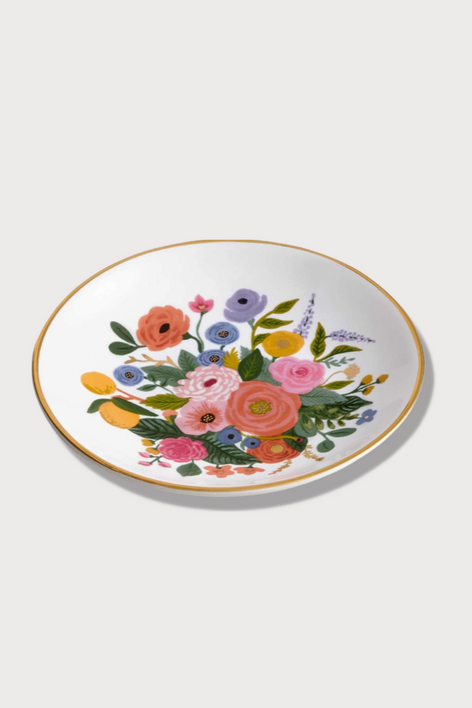 Keep this ring dish by your desk, the sink, or on your nightstand, and keep all your small, special things safe. The porcelain dish features our illustrated Garden Party florals and a metallic gold rim for extra shine.