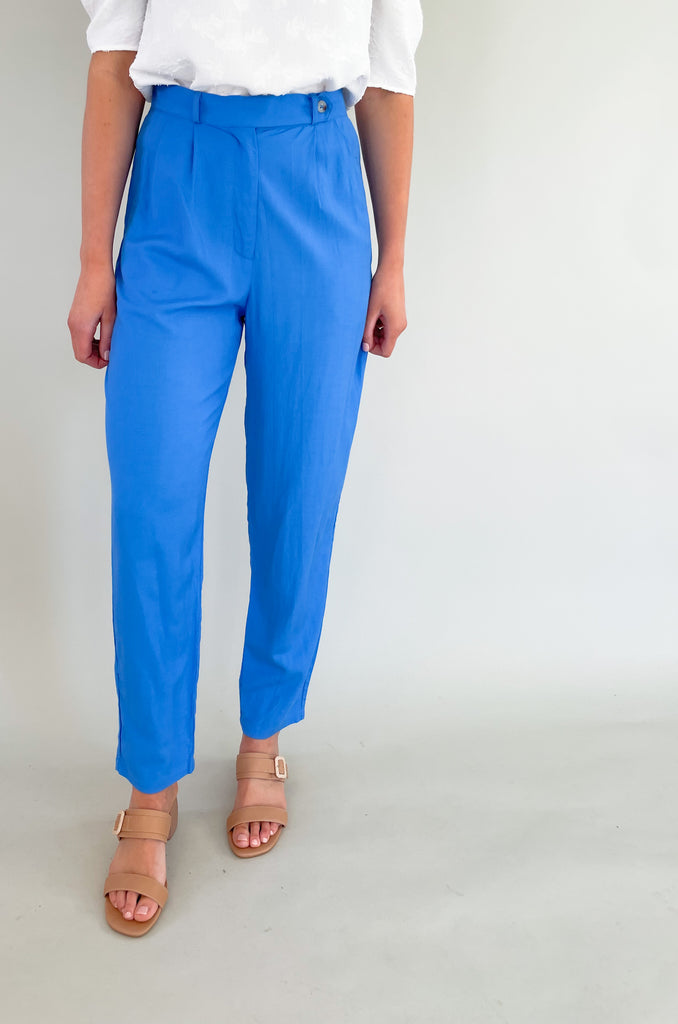 Get ready to turn heads in these show-stopping, vibrant blue Woven Front Pleated Pants. They are an easy way to add a unique touch to a basic outfit. You can dress them up with a blouse, or wear them casually with a solid tank or tee. Crafted with high-quality materials, these pants are durable, breathable, and comfortable to wear all day long.